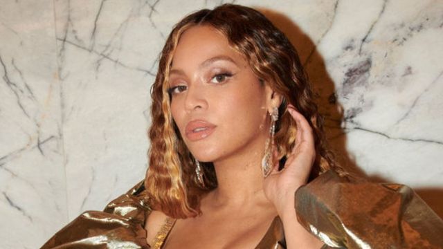 “بيونسيه” تقفز بـ”المايوه” من ارتفاع 30 قدماً إلى عمق البحر | القصة الكاملة بيونسيه