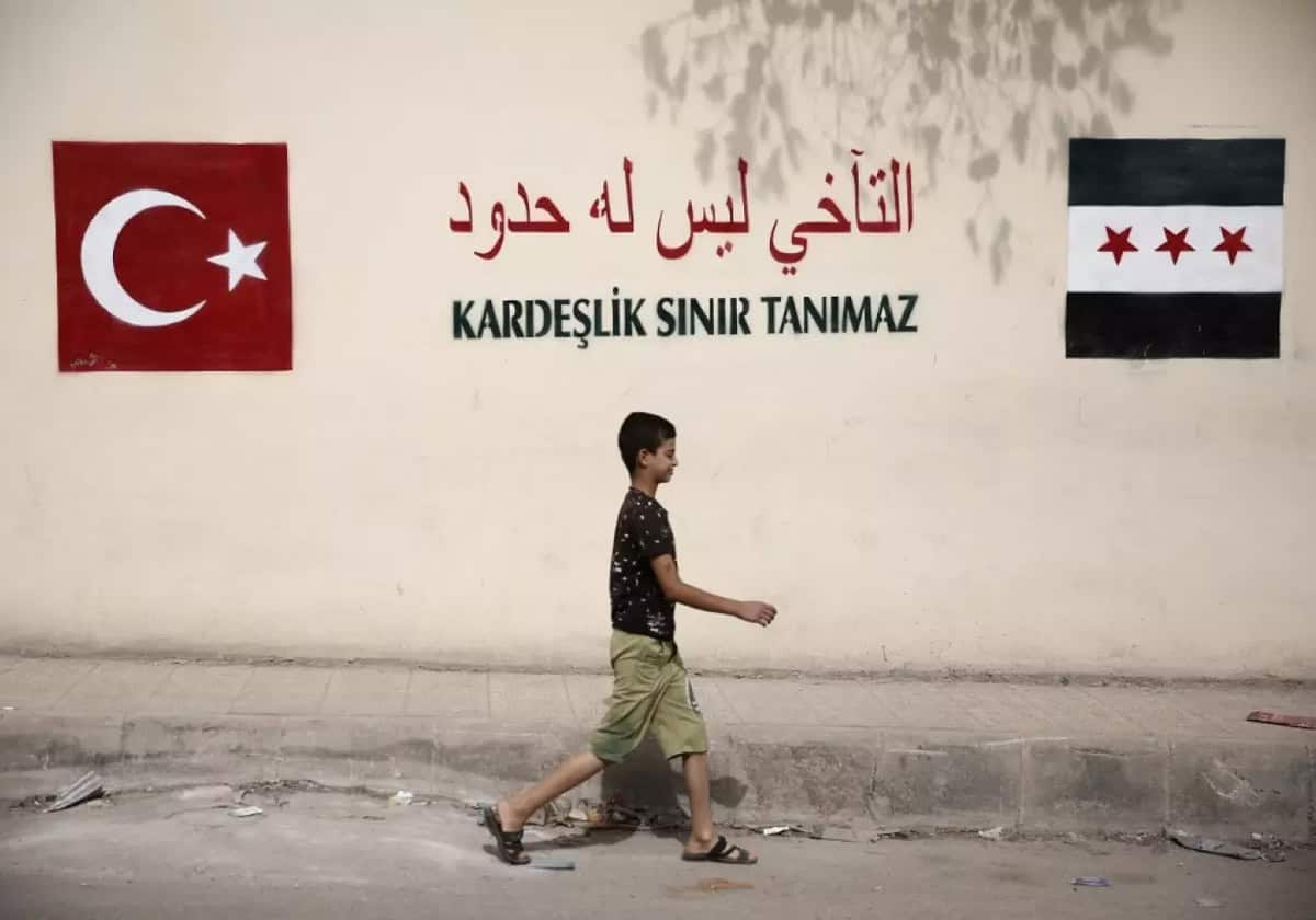 فضيحة.. تركيا ترحل مغاربة إلى سوريا وقنصلية الرباط تحجب أرقامهم وترفض التعاطي معهم (شاهد) فضيحة.. تركيا ترحل مغاربة إلى سوريا وقنصلية الرباط تحجب أرقامهم وترفض التعاطي معهم