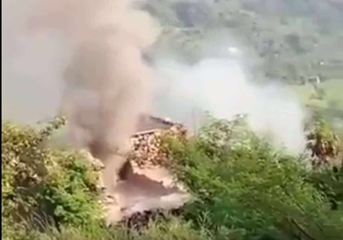 ضجة في اليمن بعد تداول فيديو يزعم تفجير منزل تقطنه سيدة عجوز ضجة في اليمن بعد تداول فيديو يزعم تفجير منزل تقطنه سيدة عجوز