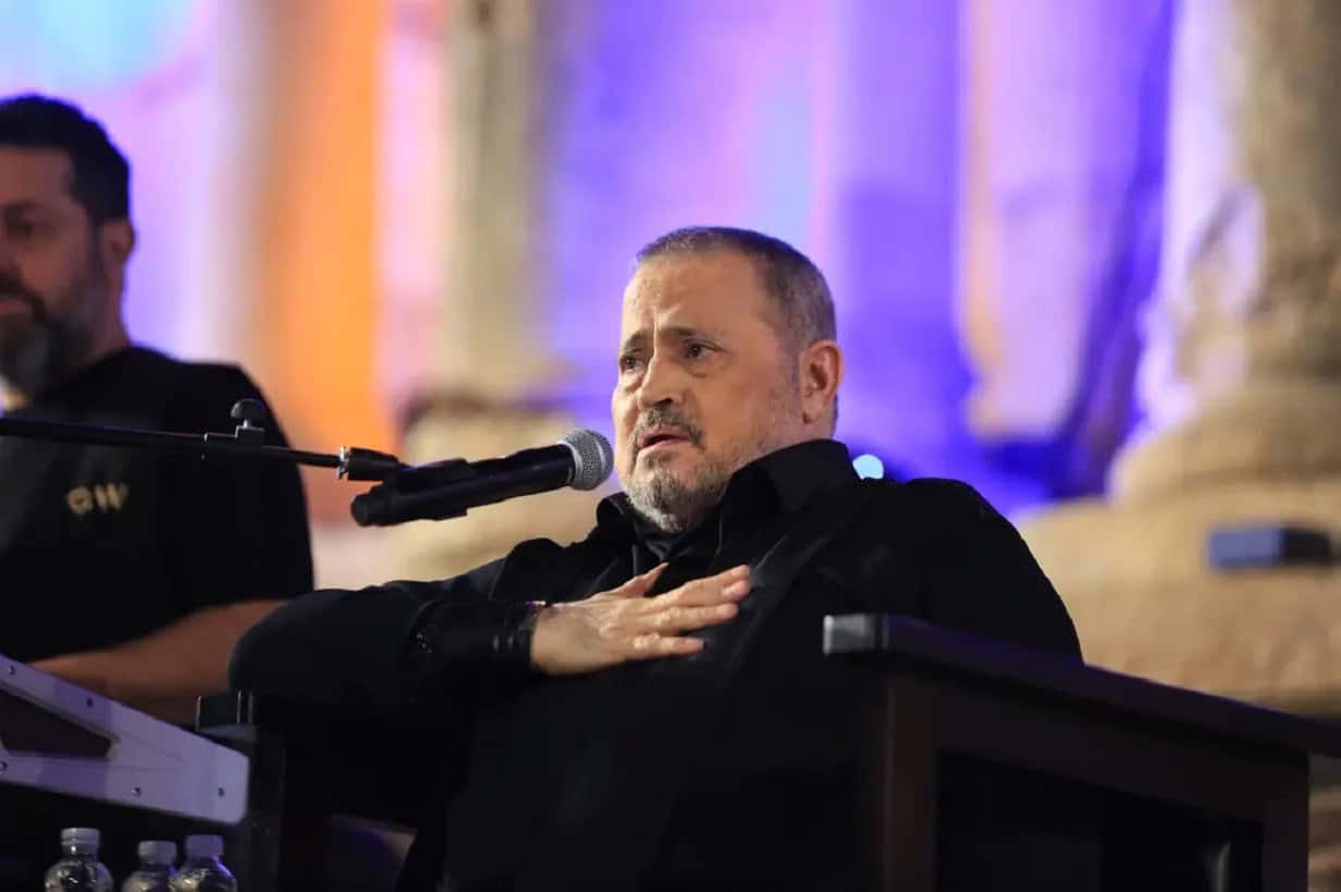 جورج وسوف في جرش.. ستارة سوداء كبيرة لإخفائه تثير القلق (فيديو) جورج وسوف في جرش.. ستارة سوداء كبيرة لإخفائه تثير القلق