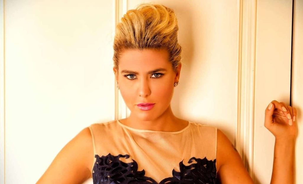 جويل حاتم تشارك صورة رومانسية مع شاب فرنسي وتشعل التساؤلات حول زواجها المحتمل جويل حاتم