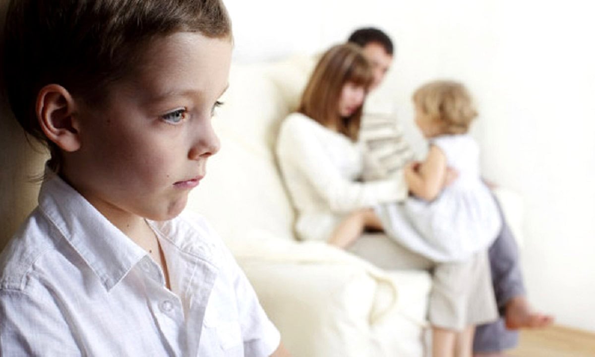 يطالب الآباء أبنائهم دائمًا بالكمال ولا يعترفون بجهودهم