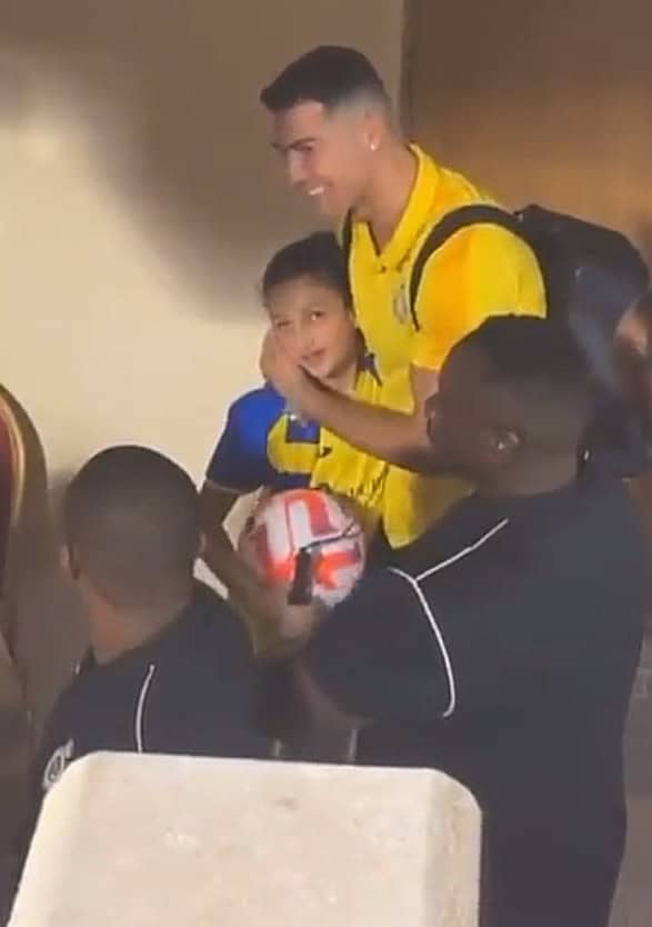 رونالدو يحتضن طفلة كفيفة