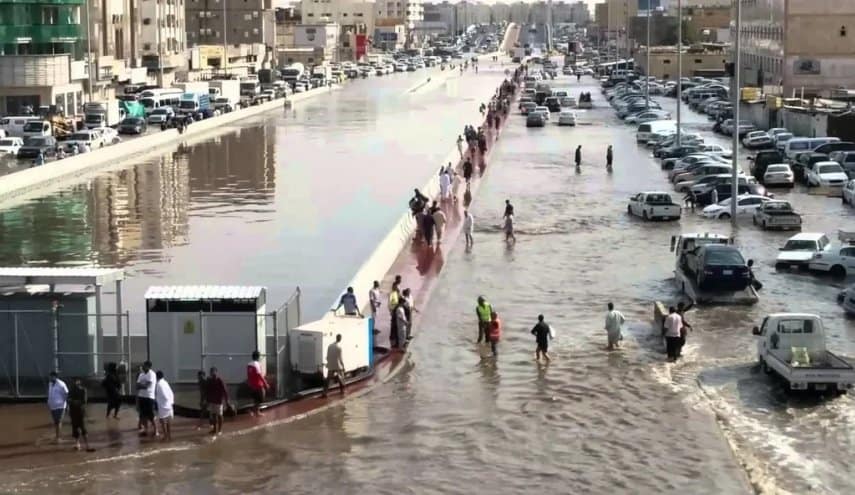 مقيم فلبيني ينقذ سعودياً من الغرق في سيول جدة والدفاع المدني يقف عاجزاً متفرجاً! | القصة الكاملة سيول جدة