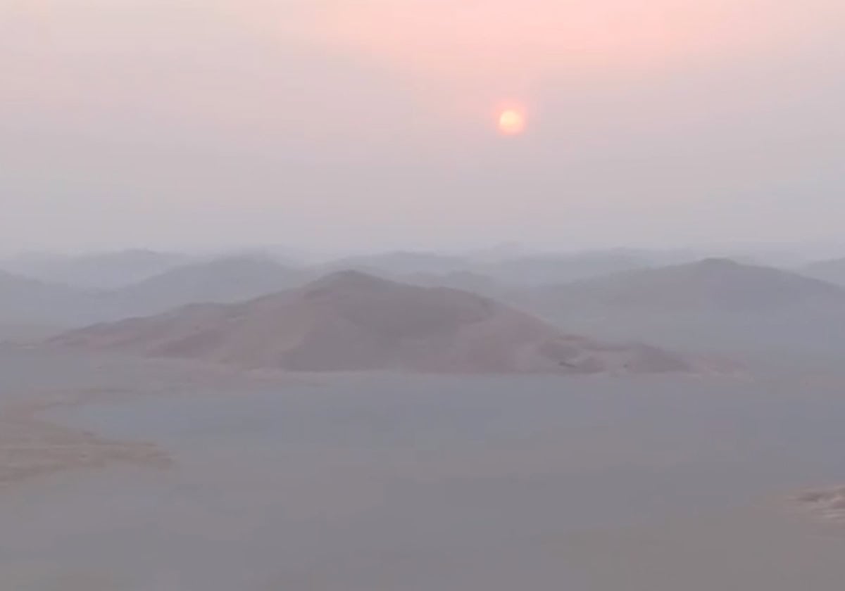 لحظة شروق الشمس من قمة أعلى كثيب رملي في العالم والمتواجد بعُمان