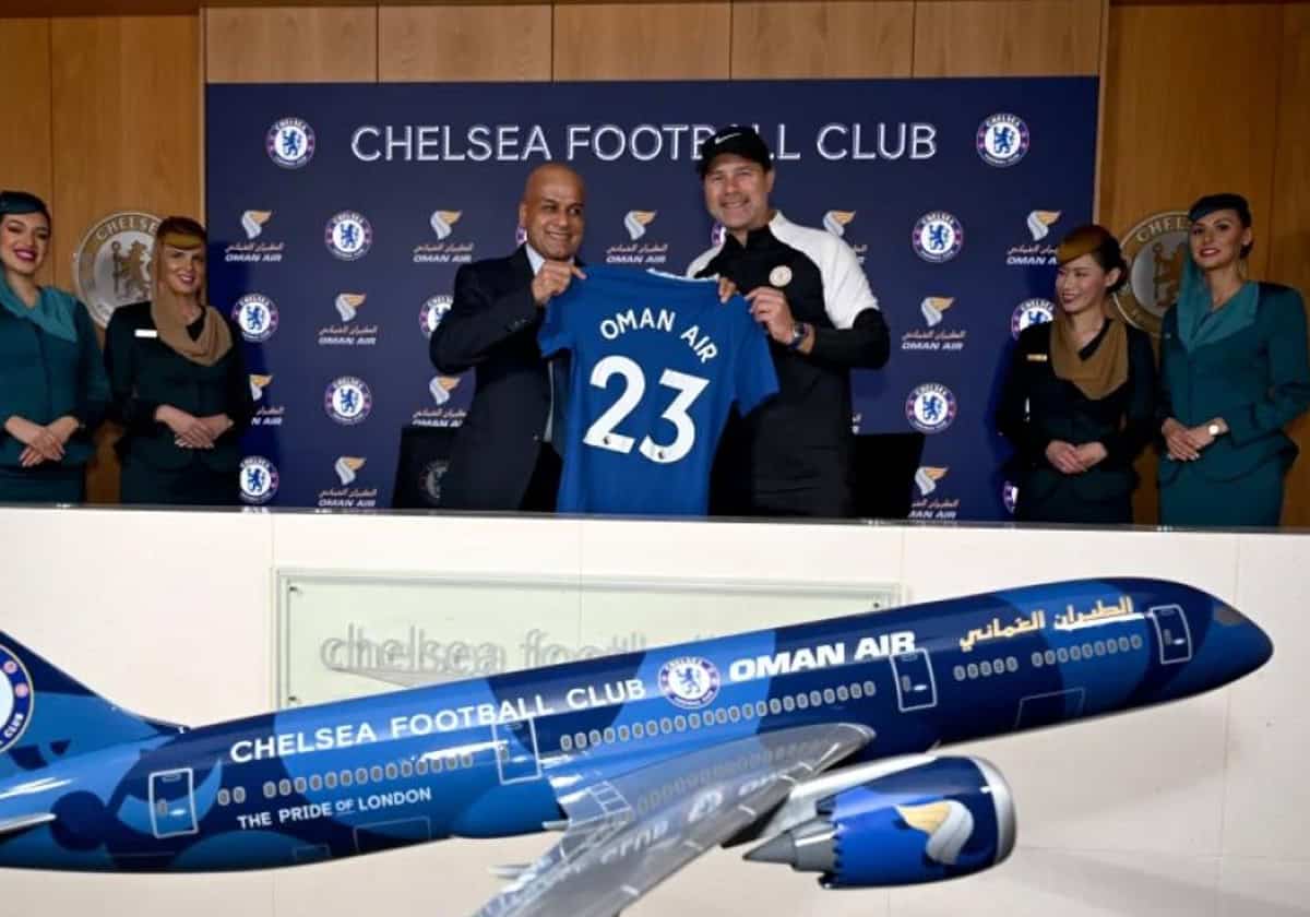 الظهور الأول.. طيران عُمان يتألق بملعب تشيلسي في حضور محمد صلاح (شاهد) الظهور الأول.. طيران عُمان يتألق بملعب تشيلسي في حضور محمد صلاح