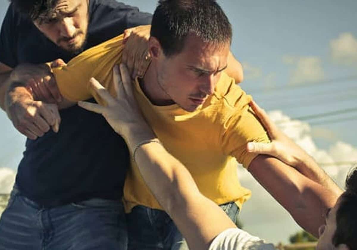 عراك عنيف بين سائح هولندي وعدد من الأتراك ومفاجأة صادمة حدثت (فيديو) عراك عنيف سائح هولندي وعدد من الأتراك ومفاجأة صادمة حدثت