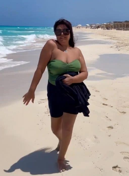 فيفي عبده على البحر