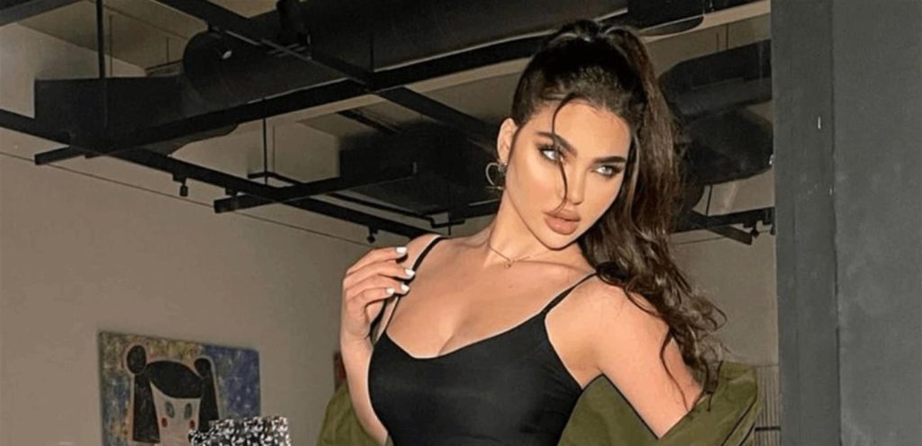 الفنّانة “قمر” بإطلالةٍ مثيرةٍ وجريئة بفستانٍ قصيرٍ جداً! | القصة الكاملة قمر اللبنانية