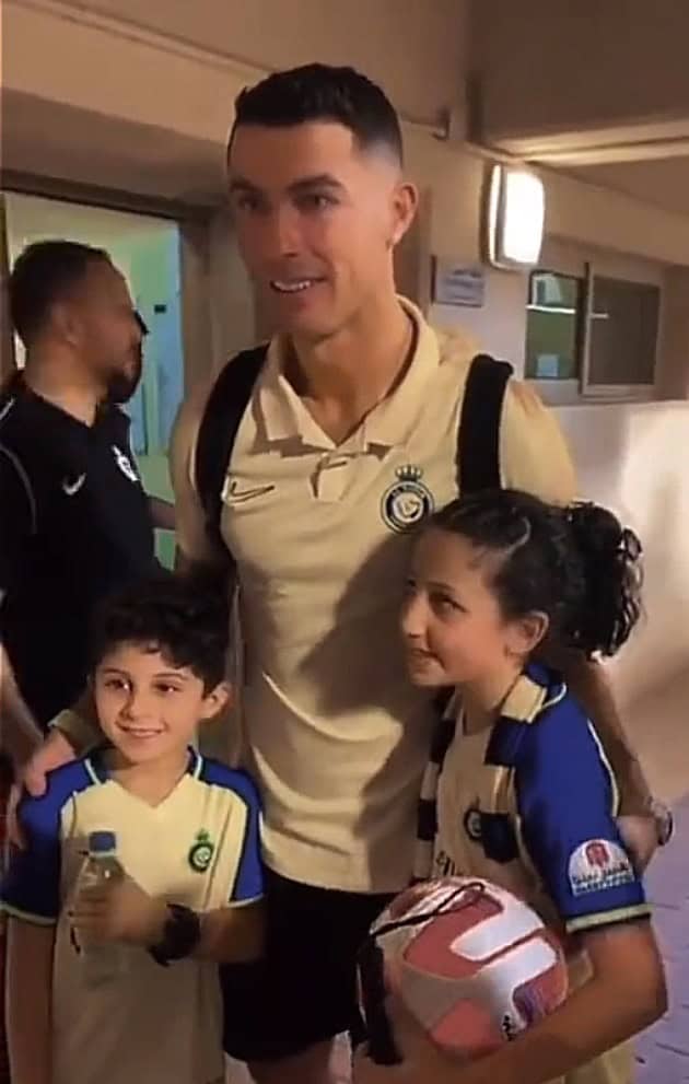 لفتة انسانية من رونالدو مع طفلة كفيفة