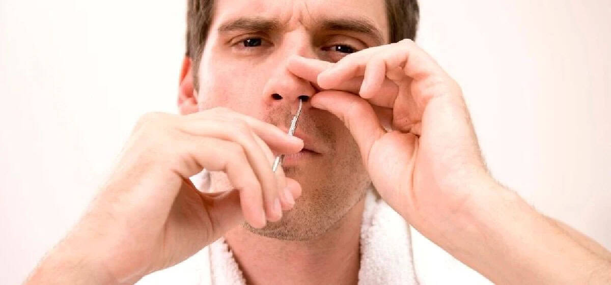 لا تقم بإزالة شعر الأنف تمامًا، ولكن قص الشعر البارز