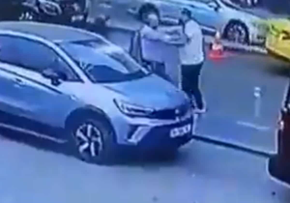 مقتل مغربي في تركيا على يد سائق تاكسي.. مشاهد قاسية وثّقتها كاميرات المراقبة مقتل مغربي في تركيا على يد سائق تاكسي.. مشاهد قاسية وثّقتها كاميرات المراقبة