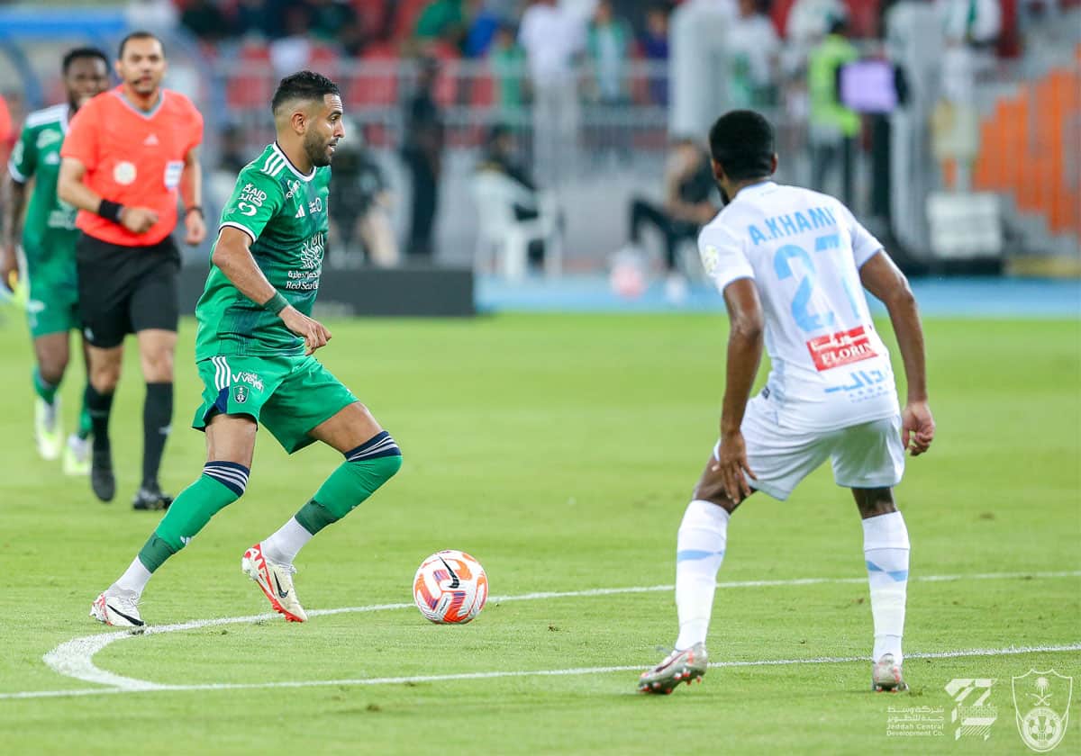 مباراة الأهلي والطائي الثلاثاء في الجولة الرابعة من الدوري السعودي روشن الممتاز رياض محرز