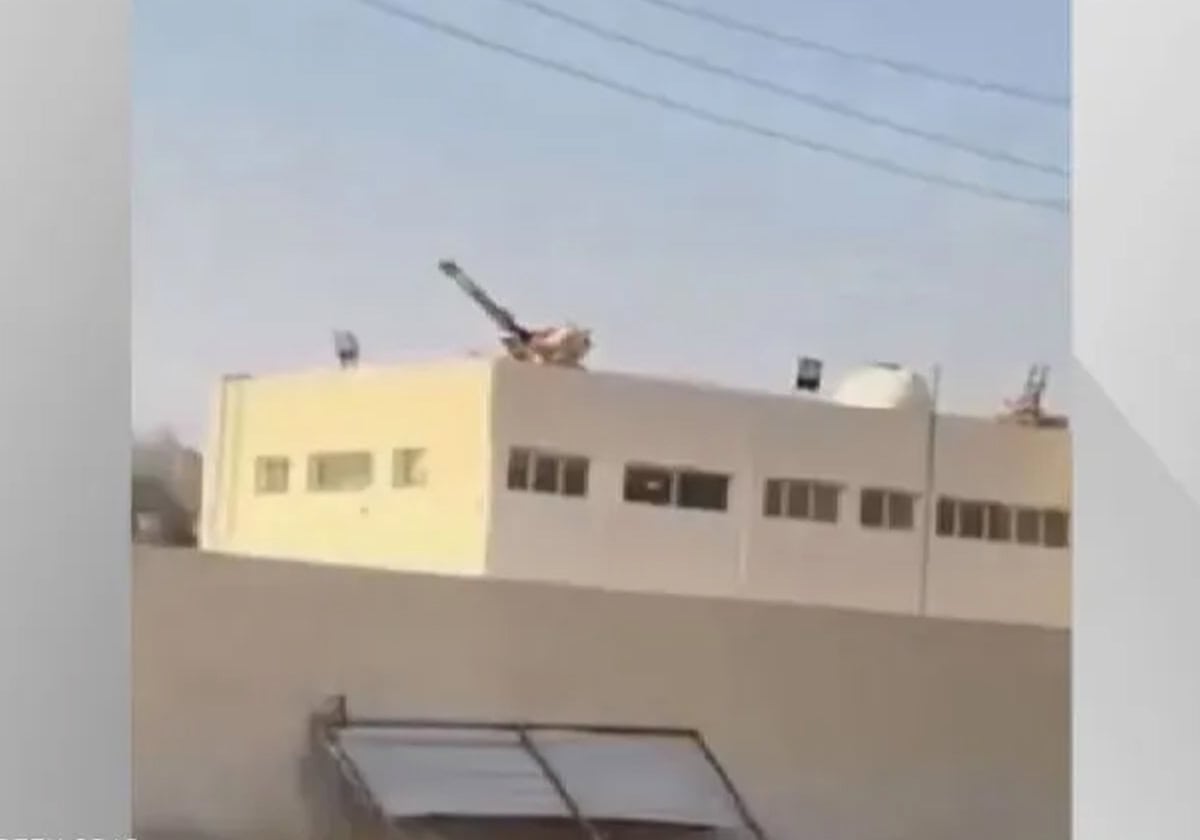 نشر مضادات أرضية فوق أسطح مبانٍ حكومية في العراق بشكل مفاجئ (فيديو) نشر مضادات أرضية فوق أسطح مبانٍ حكومية في العراق بشكل مفاجئ