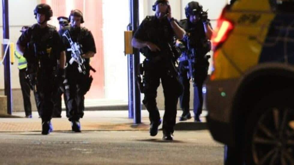 سائق تاكسي يصبح بطلاً بعد تصديه للمهاجمين في هجمات لندن مستخدمًا الكؤوس والكراسي هجمات لندن