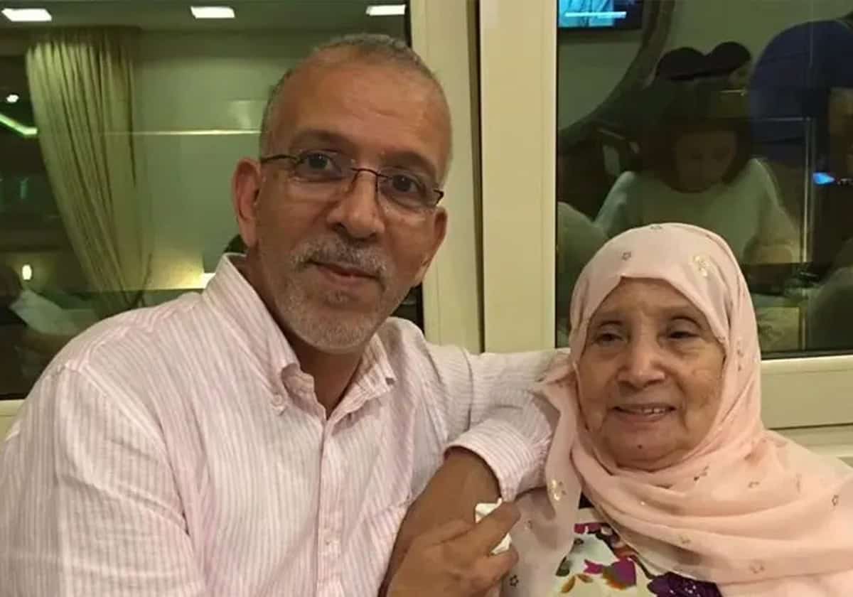 ذُهل وتأثر بعد فتحها.. ما علاقة والدة حفيظ دراجي بأغلى هدية وصلته (فيديو) ذُهل وتأثر بعد فتحها.. ما علاقة والدة حفيظ دراجي بأغلى هدية وصلته