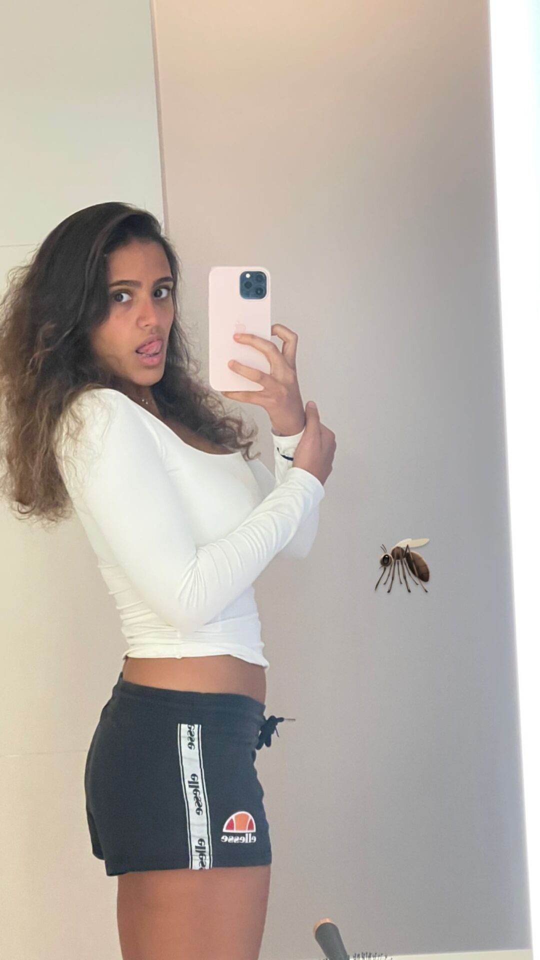 جنا دياب حركة بذيئة