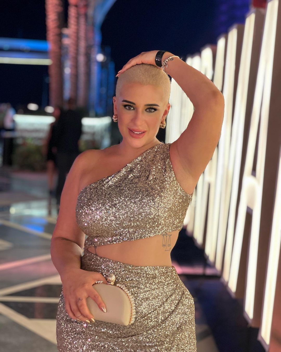 أسما شريف منير بعد حلاقة شعرها