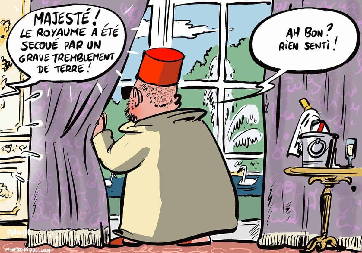 أظهر الرسم محمد السادس في قصره والمشوبات الكحولية بجانبه وهو يستمع لخادمه