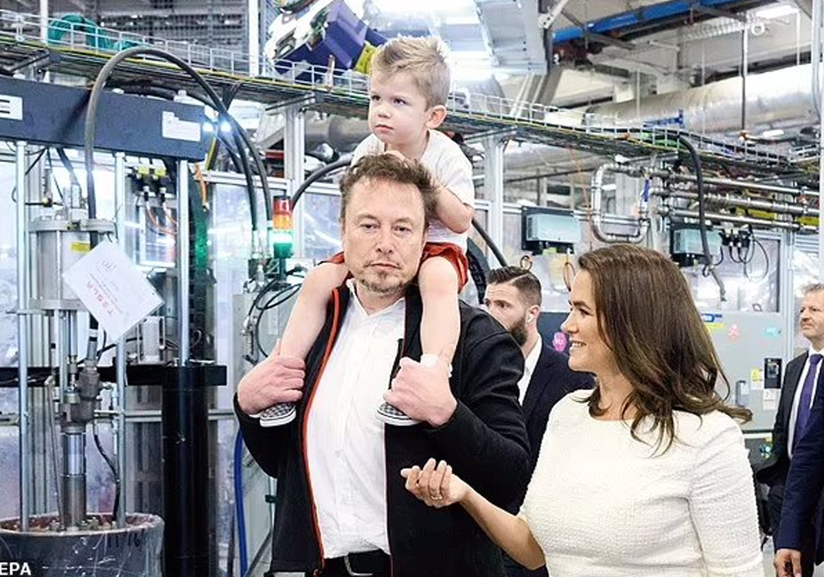إيلون ماسك يحمل ابنه ويناقش أهمية إنجاب الأطفال مع رئيسة المجر