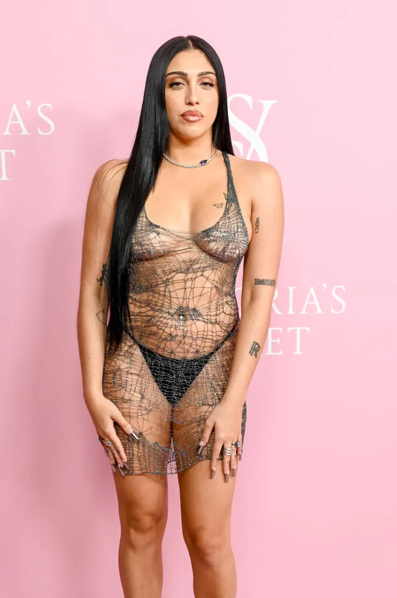 ابنة مادونا في فيكتوريا سيكريت