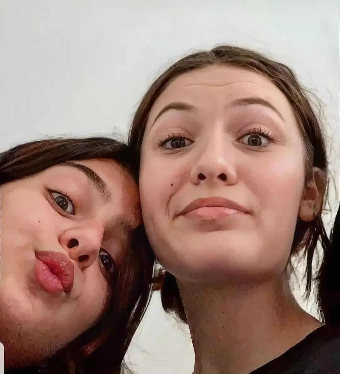 سيلفي الاميرة هيا بنت حمزة و ابنة عمها الأميرة هالة بنت هاشم