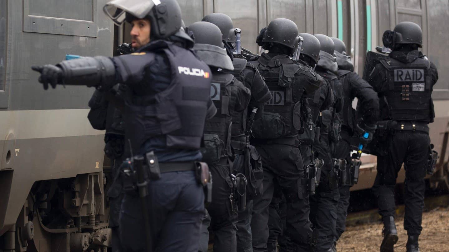 الشرطة الإسبانية اعتقلت 3 من لاعبي ريال مدريد متورطين في مقاطع جنسية مع قاصر 