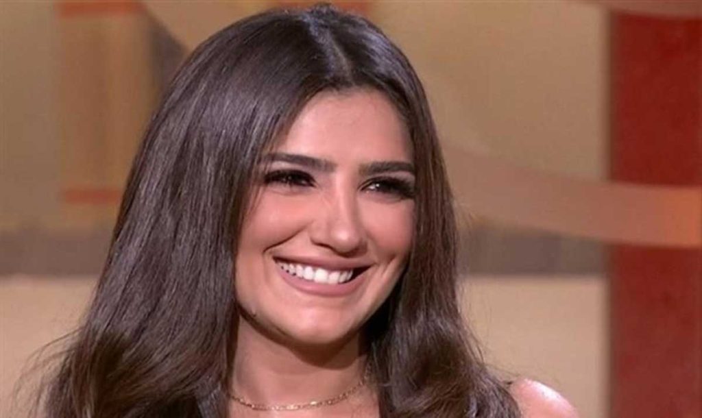 مي عمر تعبر عن رفضها لأدوار الإغراء وتكشف عن طموحاتها المستقبلية في الفن الفنانة المصرية الشابة مي عمر