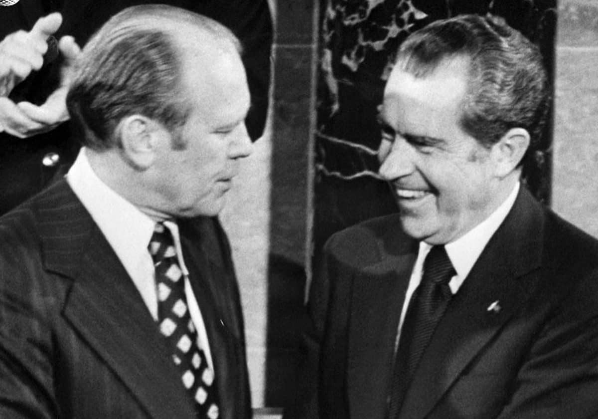 جيرالد فورد طلب من الملك فيصل سرا ان يستمر بحظر النفط كي يسقط نيكسون ليستلم مكانه! جيرالد فورد رئيسا بعد إستقالة ريتشارد نيكسون ١٩٧٤