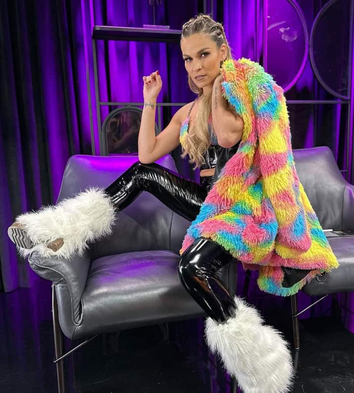 جيني غارسيا قالت إن شاكيرا أخرجتها من غرفة تبديل الملابس عارية الصدر