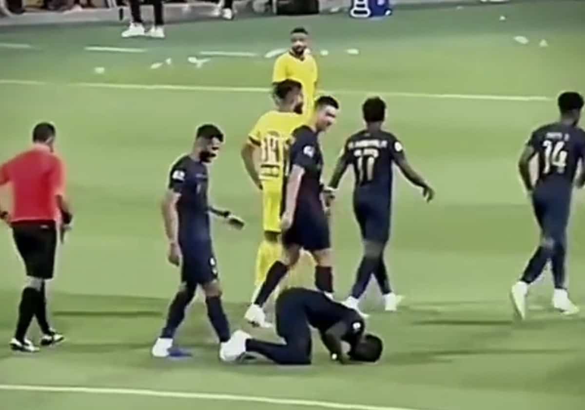 “سجدة” ماني لمست رونالدو.. رد فعله أعاد الجدل حول إمكانية إسلامه سجدة ساديو ماني