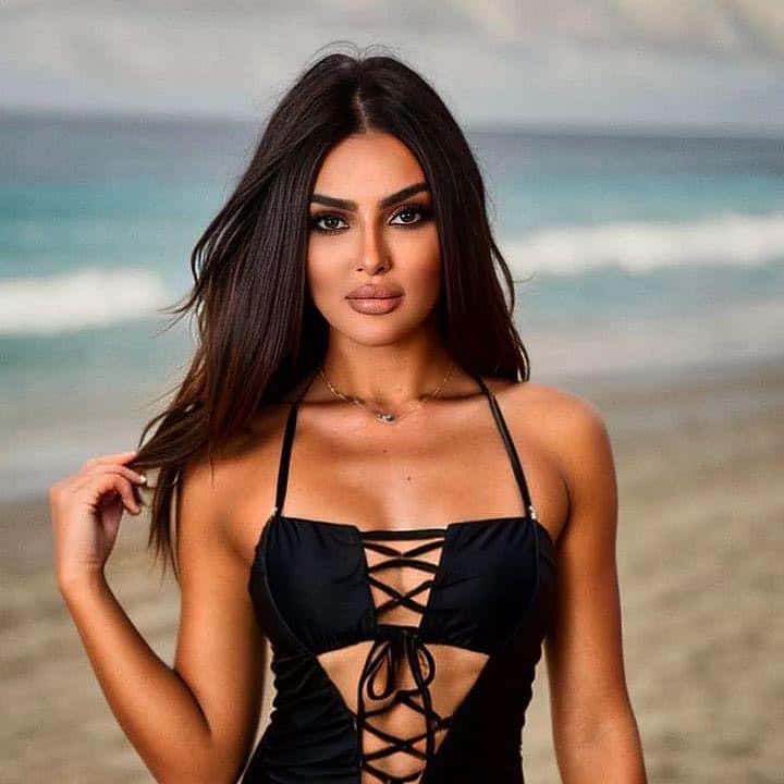 رومي القحطاني مرتدية زيا مكشوف الصدر بخيط متشابك حتى آخر بطنها من الأسفل