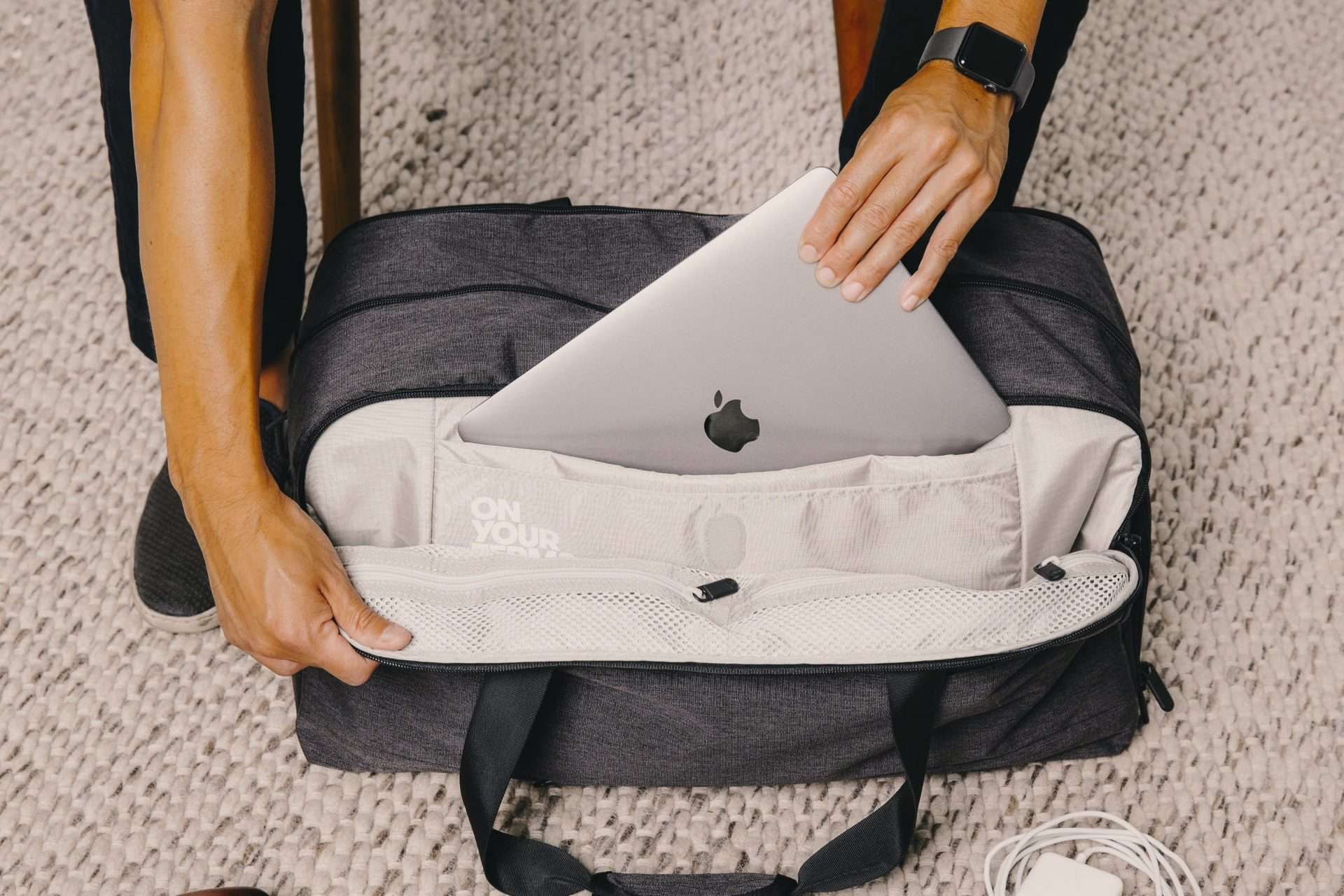 ما السبب الذي يجبر أمن المطار على الطلب منك اخراج اللابتوب من حقيبة السفر! سبب طلب أمن المطار اخراج اللابتوب من حقيبة السفر