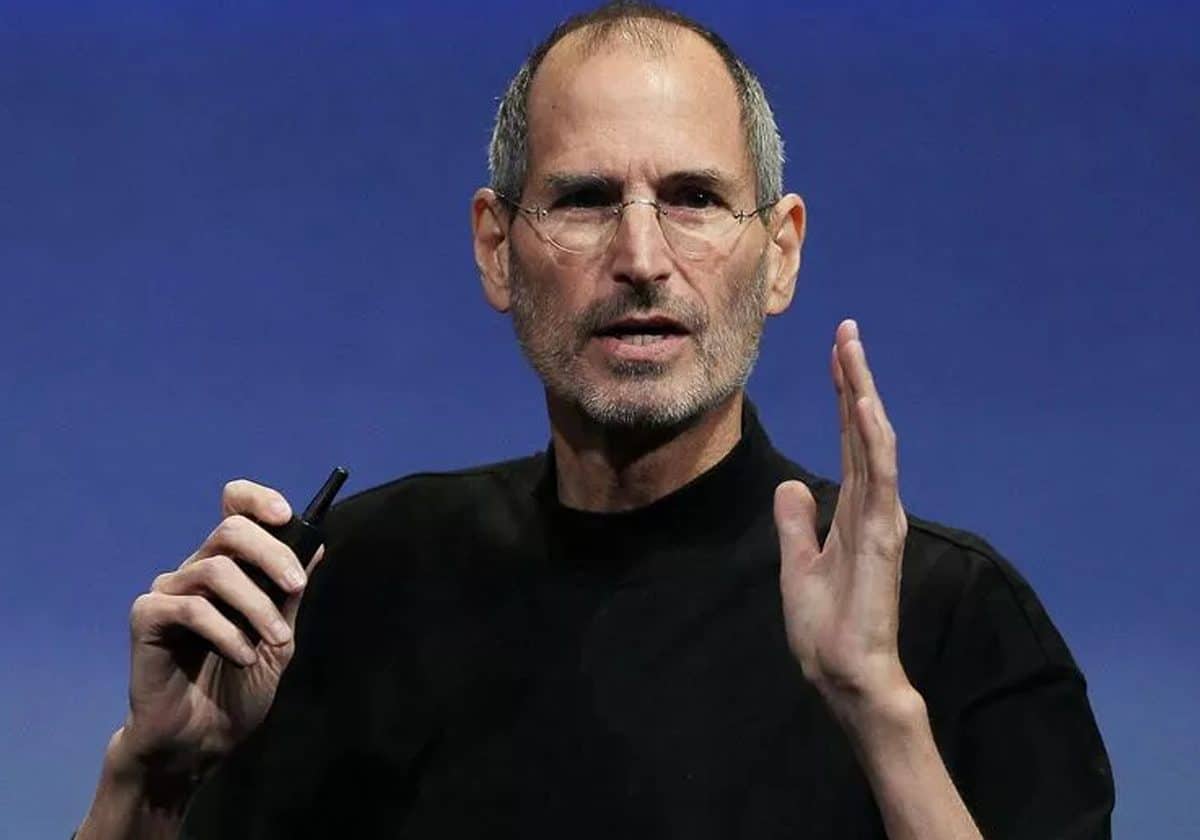 ستيف جوبز حيًا ومختبئًا في مصر.. صورة رائجة تشغل الإعلام البريطاني (شاهد) ستيف جوبز حيًا ومختبئًا في مصر.. صورة رائجة تشغل الإعلام البريطاني