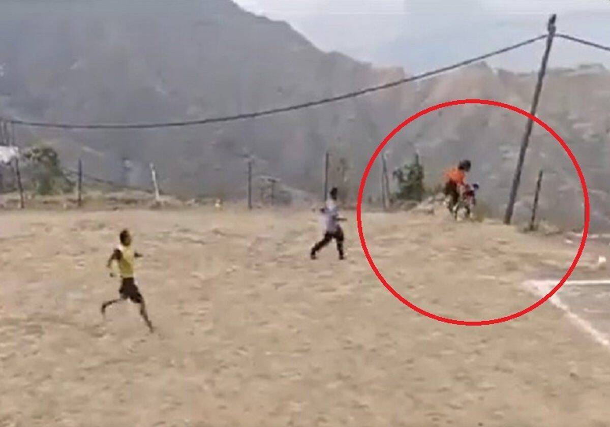 لحظة سقوط شابين من على سفح جبلي بجازان السعودية أثناء لعب مباراة كرة قدم (شاهد) لحظة سقوط شابين من على سفح جبلي بجازان السعودية أثناء لعب مبارة كرة قدم