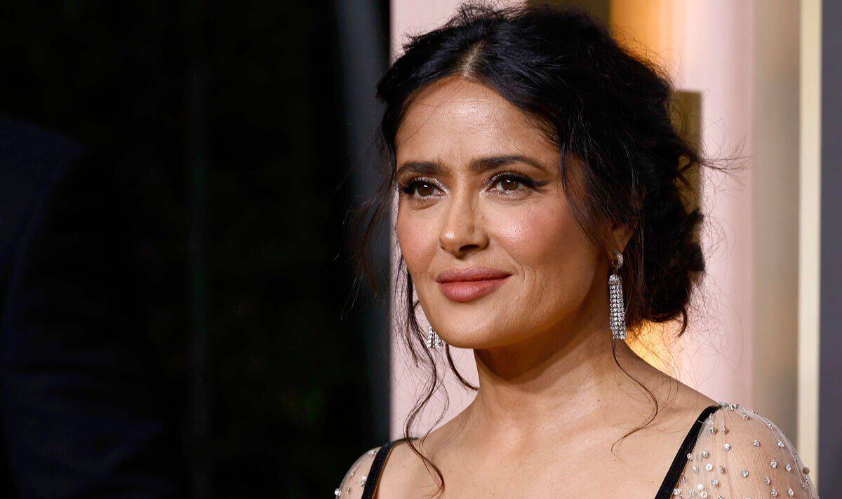 سلمى حايك عارية بإطلالة مثيرة على الشاطئ احتفالاً بعيد ميلادها الـ57 (شاهد) سلمى حايك تحتفل بعيد ميلادها الـ57 عارية بالبكيني الأحمر