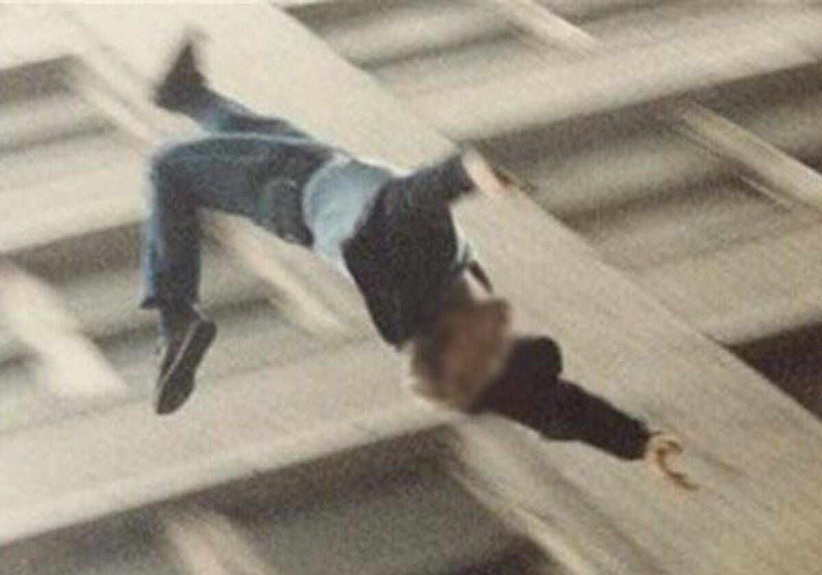 سوء الخاتمة.. ضبطه الأهالي وهو يمارس الرذيلة مع جارته فقفز من “الرابع” سوء الخاتمة.. ضبطه الأهالي وهو يمارس الرذيلة مع جارته فقفز من "الرابع"