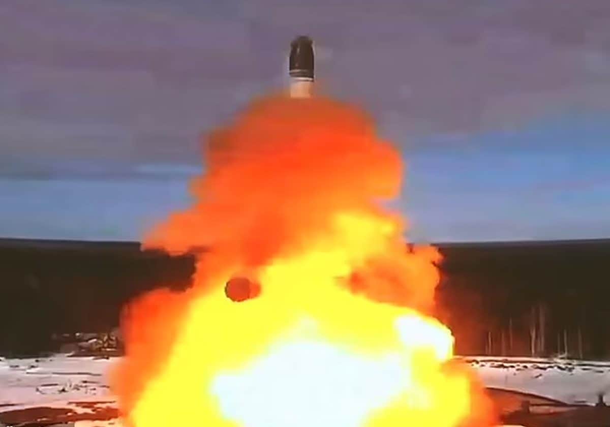 بطول 14 طابقاً وبوزن 208 أطنان.. بوتين يأمر بوضع صاروخ الشيطان-2 في الخدمة! (شاهد) بطول 14 طابقاً وبوزن 208 أطنان.. بوتين يأمر بوضع صاروخ الشيطان-2 في الخدمة!