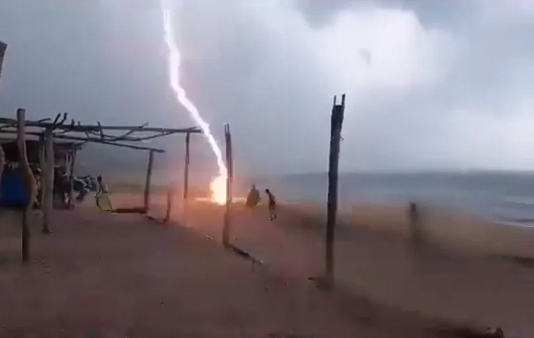 صاعقة تضرب شخصين على شاطئ!
