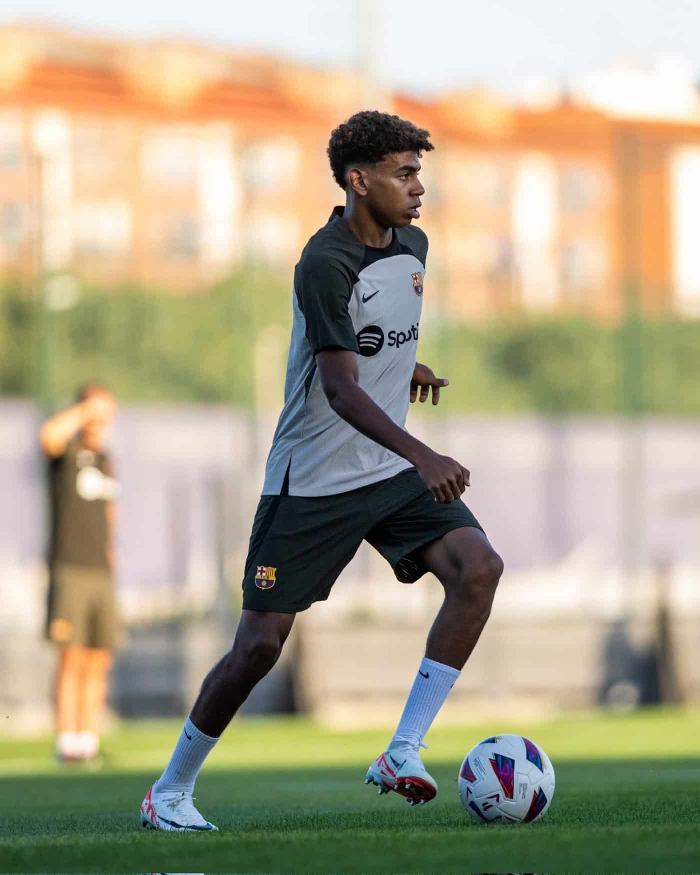 اللاعب لامين يامال