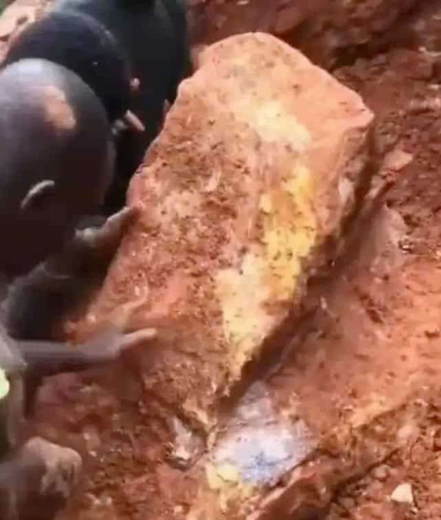 كتلة صلبة يعتقد أنها من الذهب في غانا