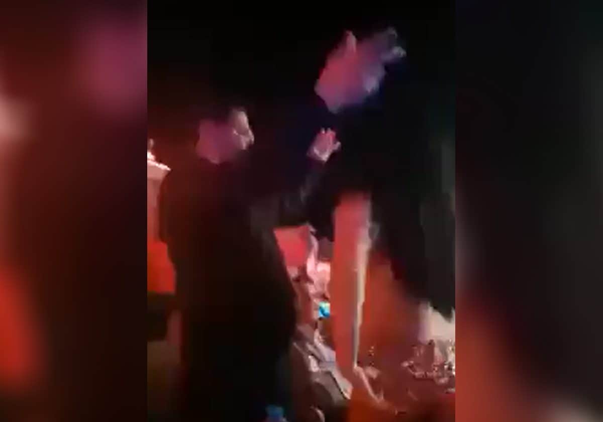 راقصة تؤدي حركات بذيئة في “حضن دبلوماسي يمني”.. حقيقة الفيديو الذي أثار ضجة راقصة تؤدي حركات بذيئة في "حضن دبلوماسي يمني".. حقيقة الفيديو الذي أثار ضجة