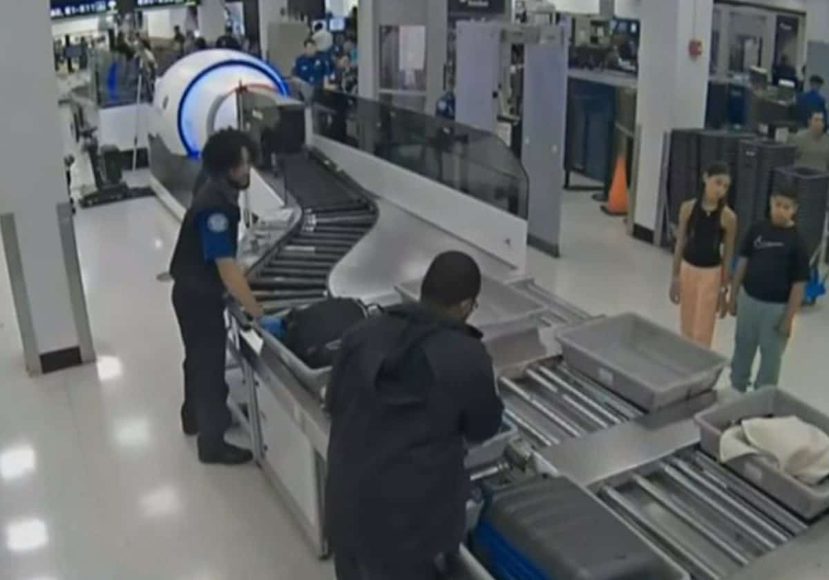 تحقيقات تبدأ بعد فضيحة سرقة موظفين في مطار أمريكي لمقتنيات مسافرين خلال تفتيش الأمتعة فضيحة في مطار أمريكي.. موظفون يسرقون مقتنيات مسافرين وكاميرات المراقبة تكشفهم (فيديو)