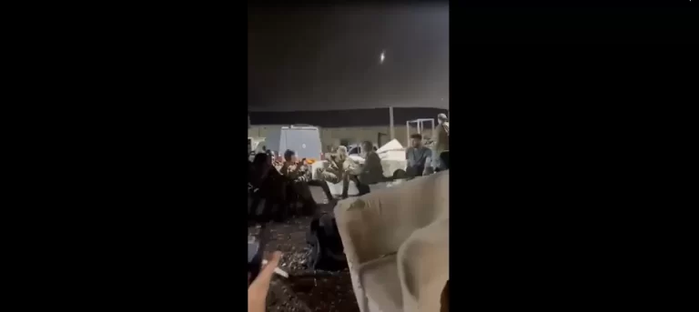 وسط صراخ وعويل المجندات.. لحظة اقتحام القسام تجمعاً لجنود الاحتلال والإجهاز عليهم جميعا (شاهد) فزع جنود الاحتلال لحظة اقتحام كتائب القسام لتجمعهم