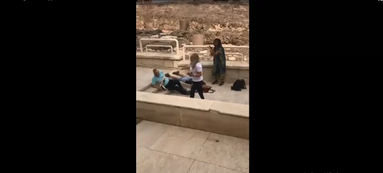 السائحان الإسرائيليان ملقيان على الأرض بعد إصابتهما بنيران شرطي مصري