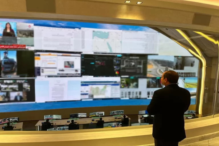 في ظل الحصار الشامل الذي فرضه الاحتلال الإسرائيلي الغاشم على قطاع غزة، توجهت الأنظار صوب مصر وسط تساؤلات عن موقف النظام المصري الذي يترأسه عبد الفتاح السيسي، تجاه هذه الأحداث المتسارعة وإمكانية تقديم الدعم للفلسطينيين المحاصرين داخل القطاع