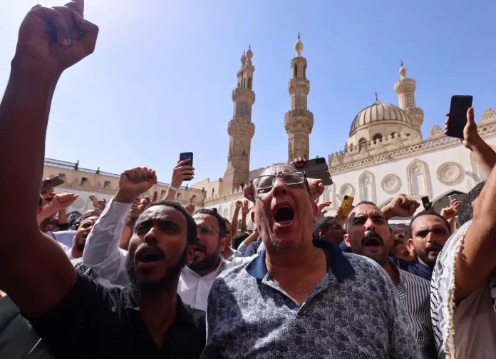 متظاهرون أمام الجامع الأزهر