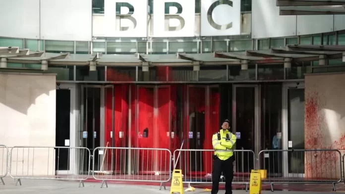 تلطيخ مبنى بي بي سي باللون الأحمر
