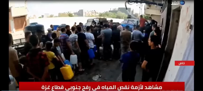فلسطينيون ينتظرون في طابور للحصول على المياه