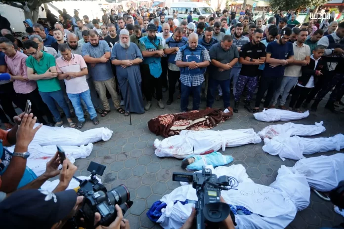 وائلد الدحدوح يصلي الجنازة على افراد عائلته 